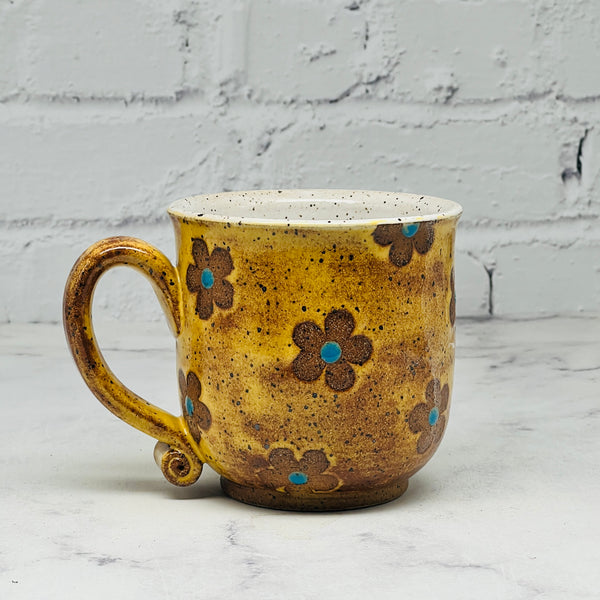 Gold with Daisies Teacup 1